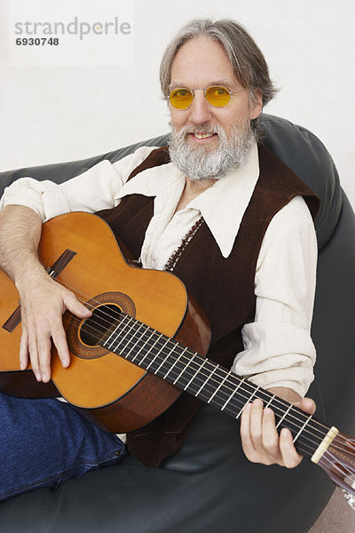 Portrait  Mann  Gitarre  spielen