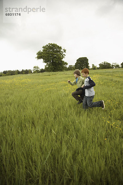 Boys im Feld ausgeführt