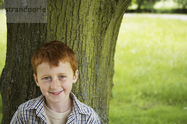stehend  Portrait  Junge - Person  Baum  frontal