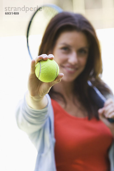 Frau  halten  Ball Spielzeug  Tennis