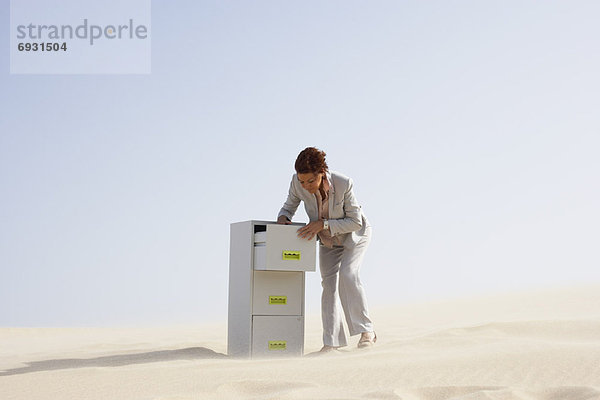 Frau  Wüste  Schrank  Business