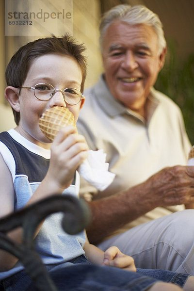 kegelförmig  Kegel  Eis  Enkelsohn  Großvater  essen  essend  isst  Sahne