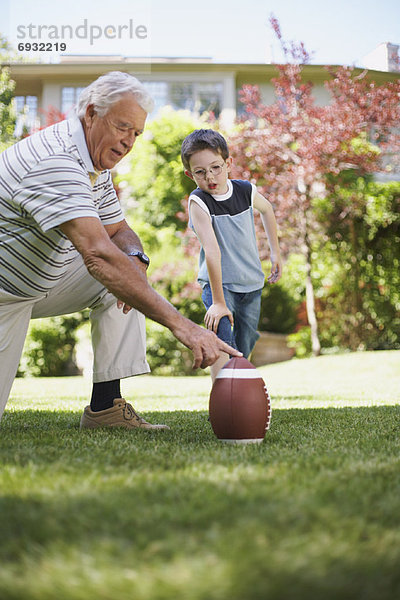 Enkelsohn Großvater Football spielen