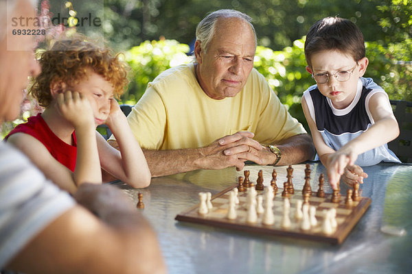 Mann  Enkelsohn  Schach  spielen