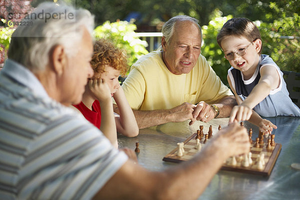 Mann Enkelsohn Schach spielen