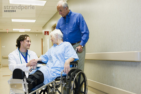 Arzt  Krankenhaus  Senior  Senioren  sprechen