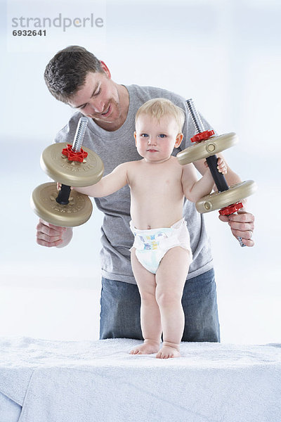 Menschlicher Vater  Sohn  Hantel  spielen