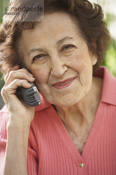 Frau am Telefon sprechen