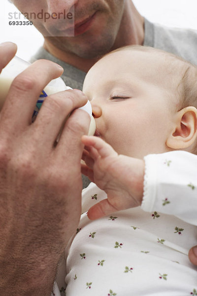 Vater Fütterung Baby