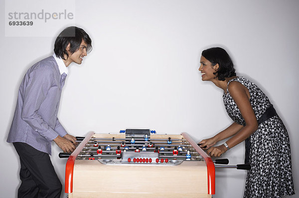 Fußball Tisch spielen Mann und Frau