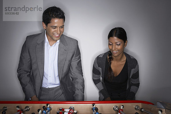 Fußball Tisch spielen Mann und Frau