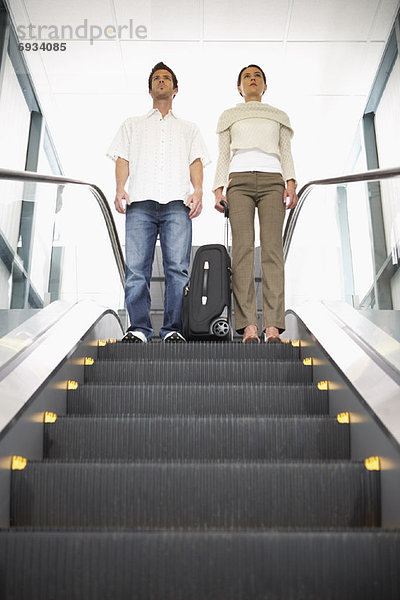 Menschen auf Rolltreppe