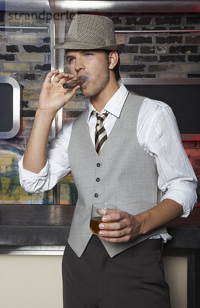 rauchen  rauchend  raucht  qualm  qualmend  qualmt  Portrait  Mann  Zigarre