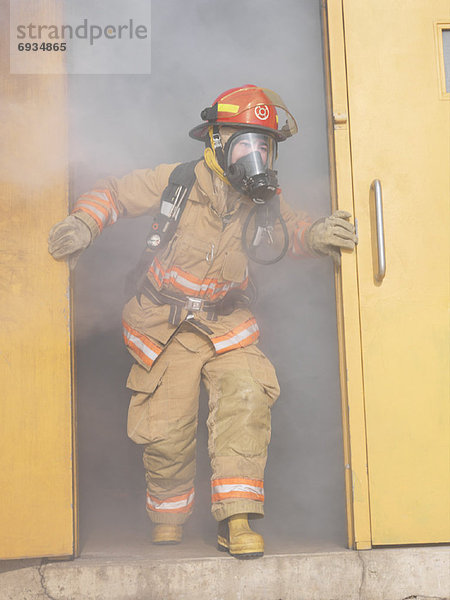 Gebäude Feuerwehrmann verlassen