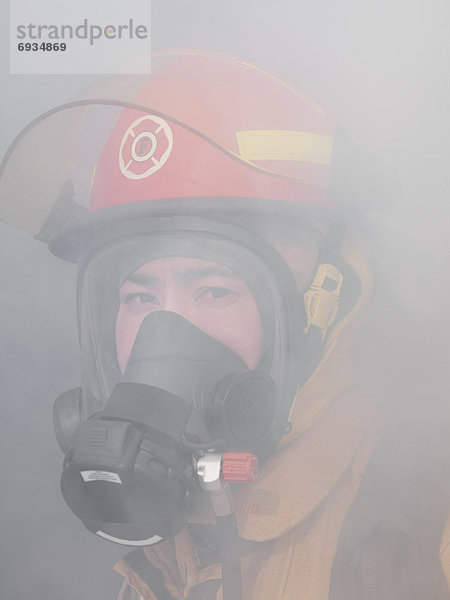 Portrait  Rauch  Feuerwehrmann