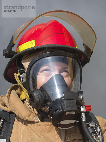 Portrait  Rauch  Feuerwehrmann