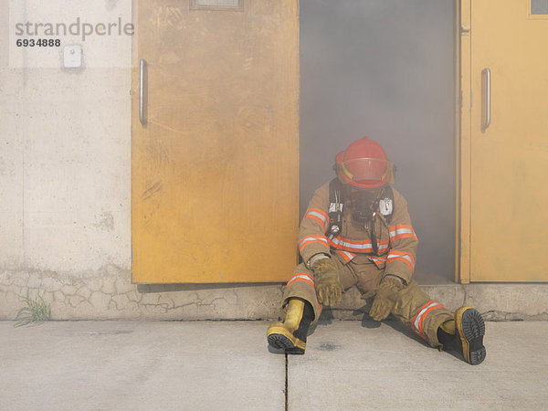 Eingang  Gebäude  Feuerwehrmann