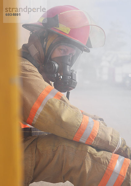 Eingang  Gebäude  Feuerwehrmann