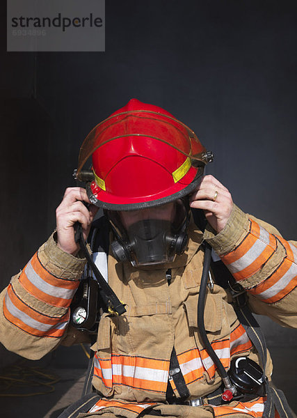 entfernen  entfernt  Sauerstoffmaske  Maske  Feuerwehrmann