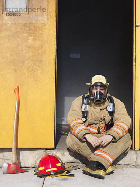 sitzend  Eingang  Feuerwehrmann