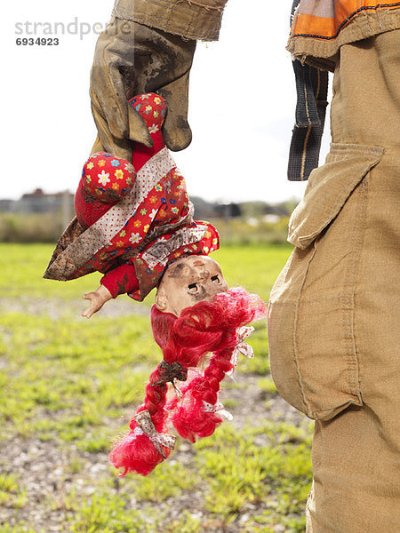 tragen  Feuerwehrmann  Puppe