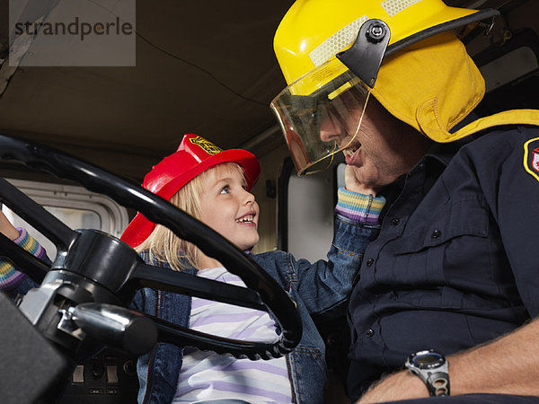 Feuer  Lastkraftwagen  Feuerwehrmann  Mädchen