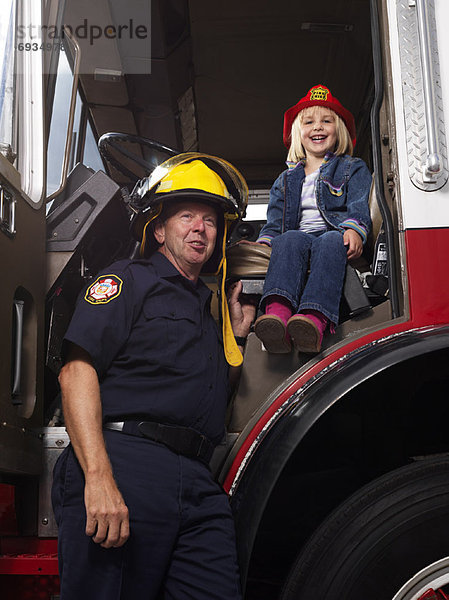 Feuer  Lastkraftwagen  Feuerwehrmann  Mädchen