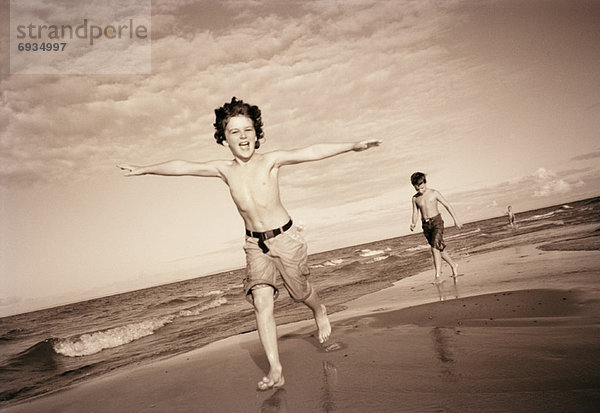 Junge - Person  rennen  vorwärts  Sandbank