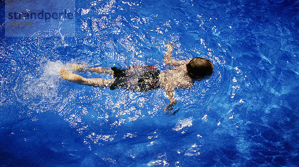 Junge - Person schwimmen