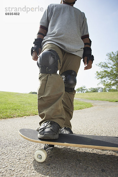 Boy stehend auf Skateboard