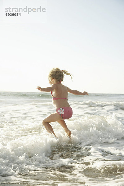 Strand  klein  Mädchen  spielen