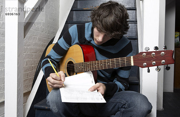 Mann  schreiben  halten  Musik  Gitarre  jung