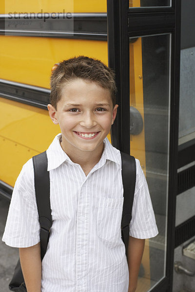 Junge - Person  Omnibus  Schule