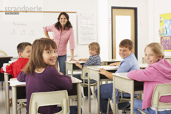 Studenten und Lehrer im Klassenzimmer