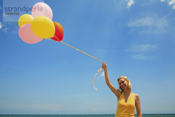 Frau hält Ballons