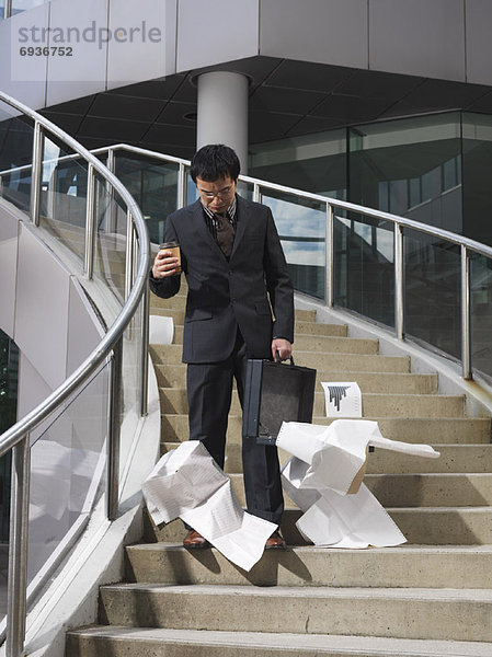 Geschäftsmann  Papier  Treppenhaus  heraustropfen  tropfen  undicht