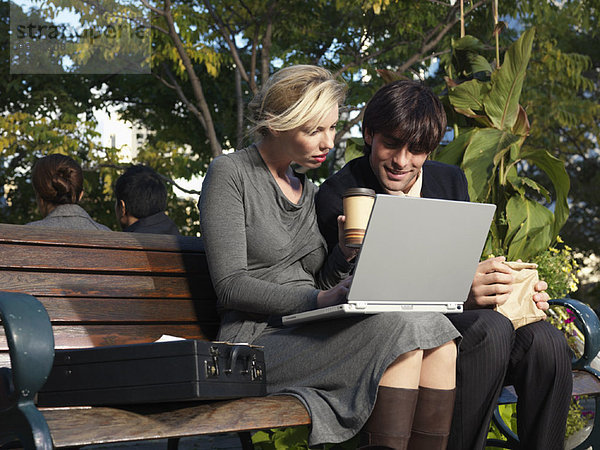 Frau  Mann  Computer  Notebook  sehen  Sitzbank  Bank