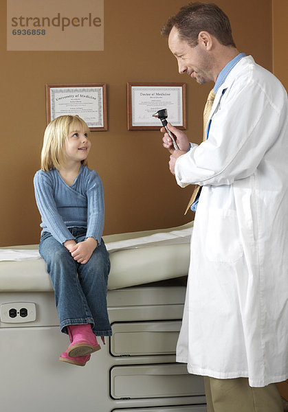 Doktor Examining Mädchen