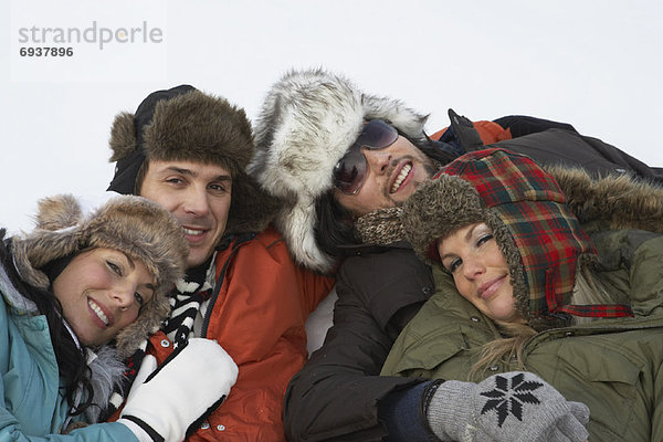 liegend  liegen  liegt  liegendes  liegender  liegende  daliegen  Portrait  Winter  Boden  Fußboden  Fußböden