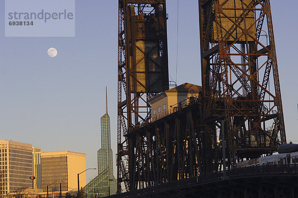 Vereinigte Staaten von Amerika USA überqueren Geländer Beleuchtung Licht Brücke Portland Oregon Stahl