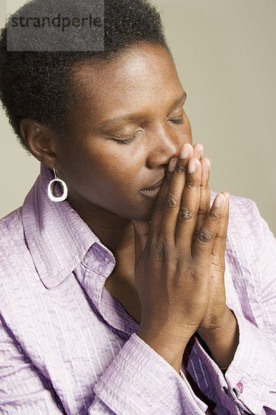 Frau beten
