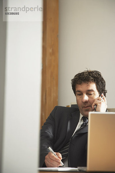 Kaufmann über Telefon