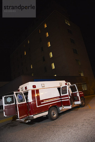 Außenaufnahme  Krankenhaus  parken  Krankenwagen