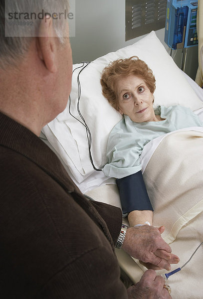 Frau manmade Besuch im Krankenhaus