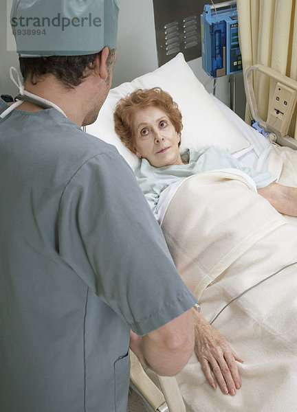 Patientin  sprechen  Arzt  Bett