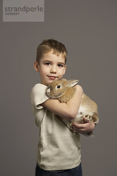 Portrait  Junge - Person  halten  Kaninchen