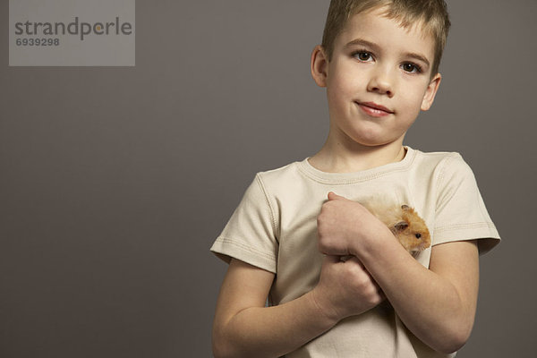Portrait  Junge - Person  halten  Hamster
