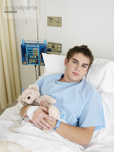 Junge - Person  Krankenhaus  Bett  Teddy  Teddybär