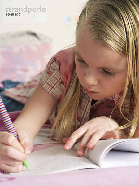 Girl Writing in Tagebuch