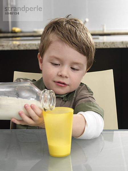 Junge - Person  eingießen  einschenken  klein  Milch